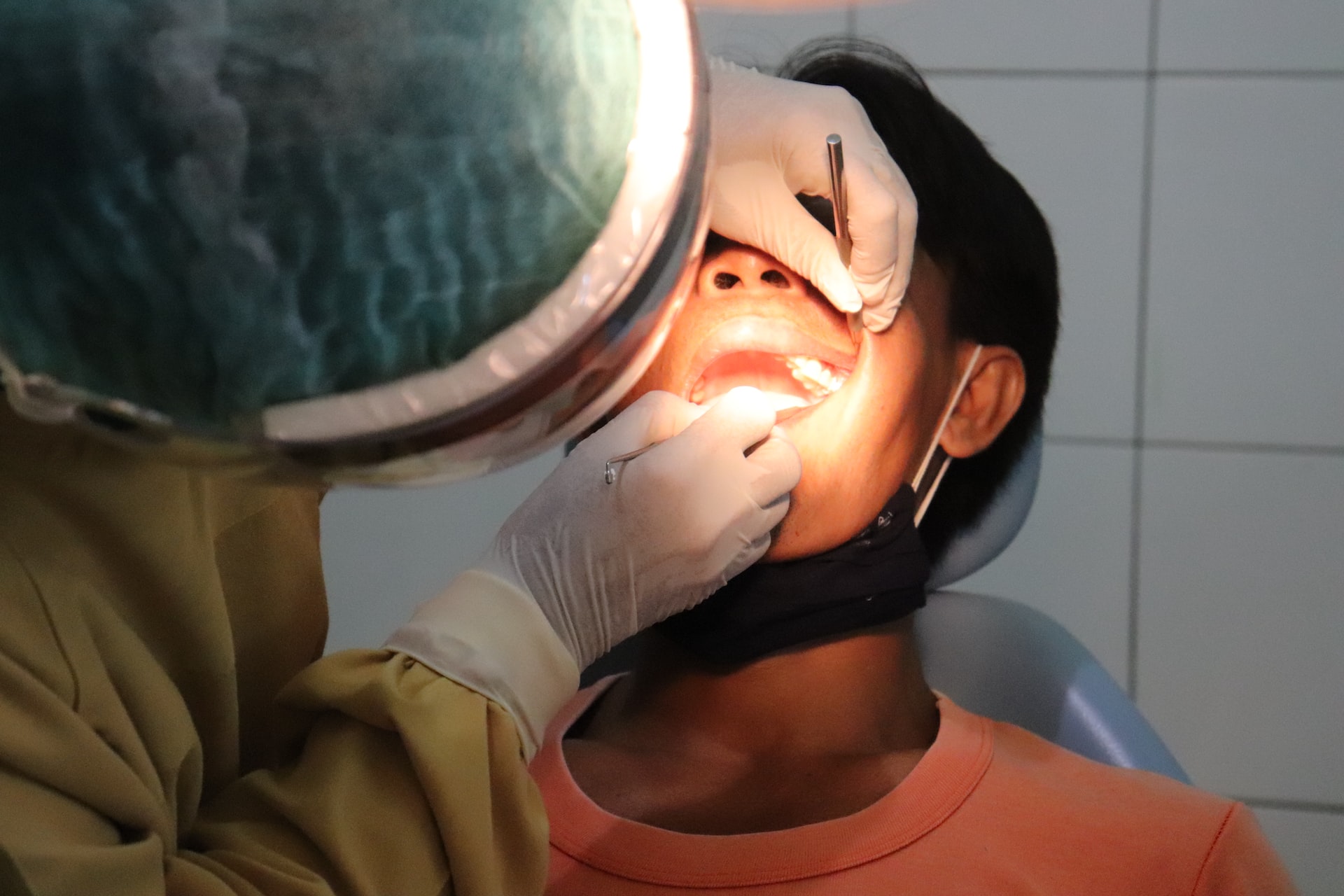 Лечение кариеса на передних зубах