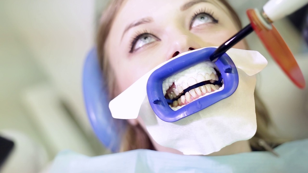 почему отбеливание зубов болезненно