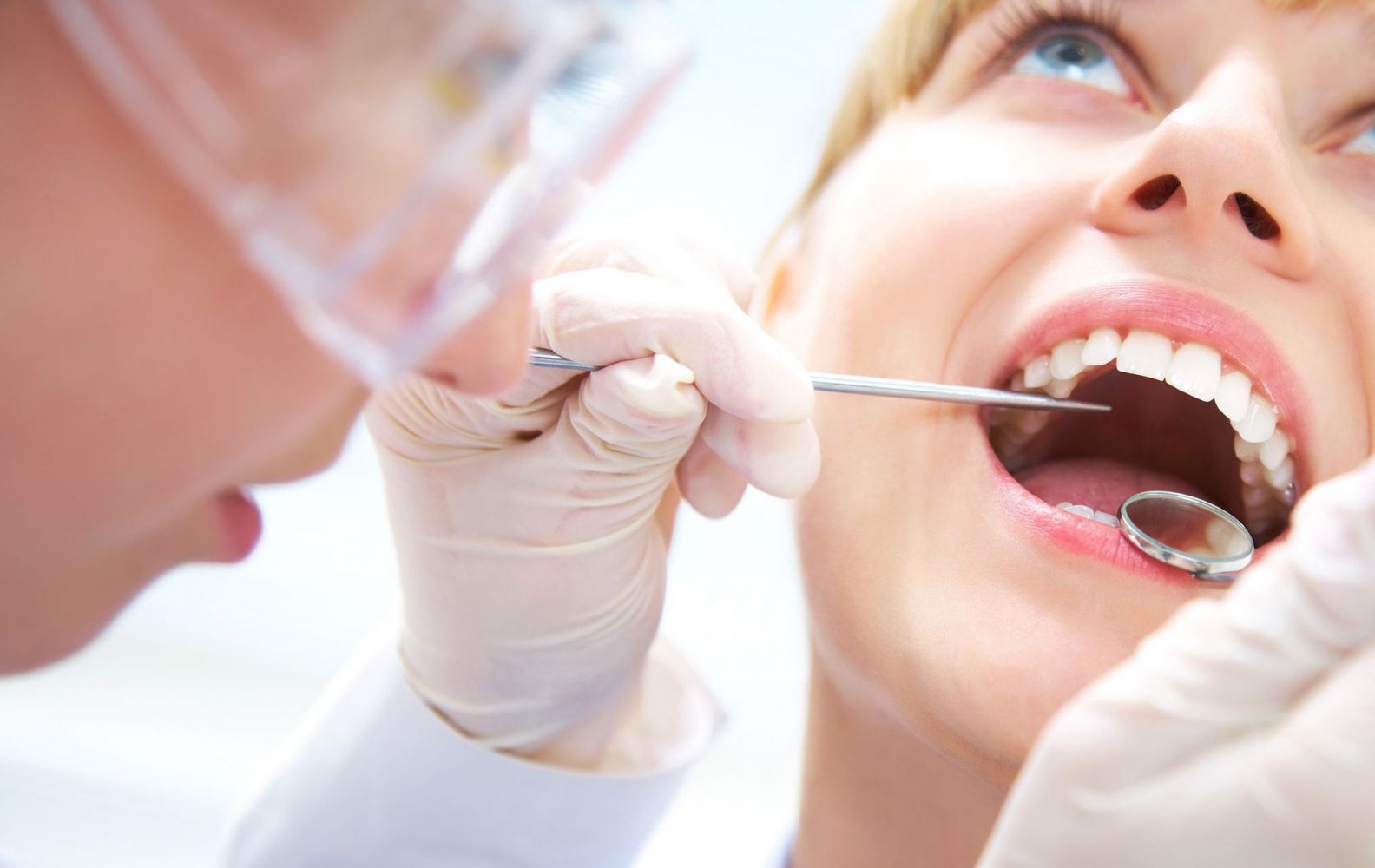 Способы удаления камней на зубах: в домашних условиях и у стоматолога